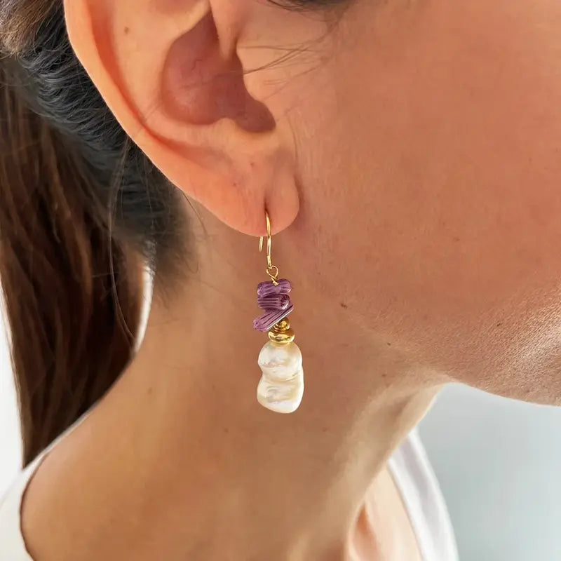 JUDY Ohrringe Lila mit Koralle, Barockperle und goldenem Ohrhaken