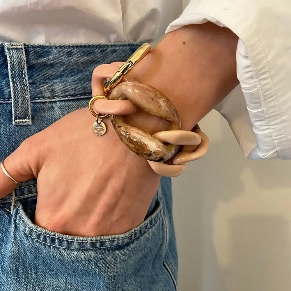 Jupiter Armband Nude Mix von Marjana von Berlepsch – breites Gliederarmband aus Harz in Nude-Tönen mit Golddetails