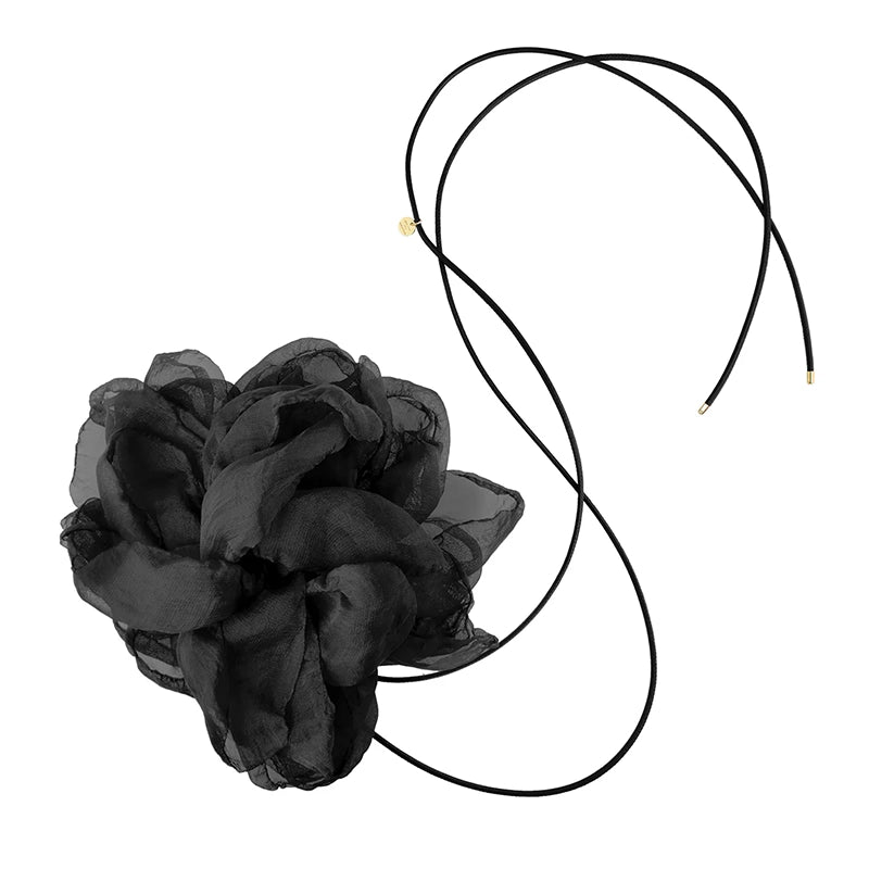 Textilblüte schwarz mit langem Lederband