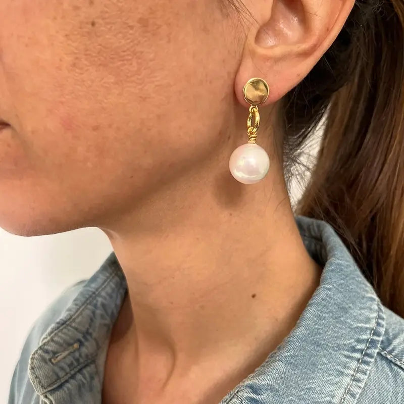 EIDA Ohrringe Perle in Gold mit tropfenförmiger Süßwasserperle am Ohr